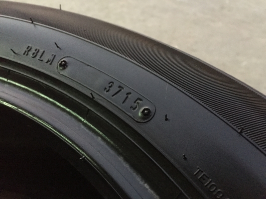 ยาง Dunlop 215-55-17 ปี 15 ครบชุด 4 เส้น 5000  สภาพสวยๆไม่มีปะไม่บวมไม่กินข้าง  ดอกยางเหลือเยอะเอาไปวิ่งกันใด้อีกยาวค่ะ