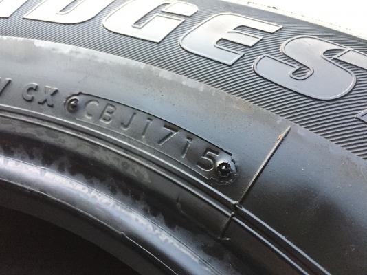 ยาง Bridgstone 215-70-16 ปี 15 ครบชุด 4 เส้น 5900  สวยๆไม่บวมไม่กินข้างดอกยางเหลือเยอะเอาไปวิ่งกันใด้อีกยาวค่ะ