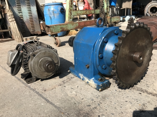 ขายหัวเกียร์ทดรอบ SEW eurodrive อัตราทด 1:52.44 พร้อมมอเตอร์ Mitsubishi 5HP. 380V เพลาออกประมาณ 28รอบต่อนาที พร้อมสวยเดิมๆ วิ่งนิ่ม พร้อมใช้งาน