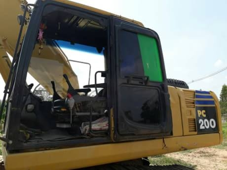 KOMATSU PC 200-8
