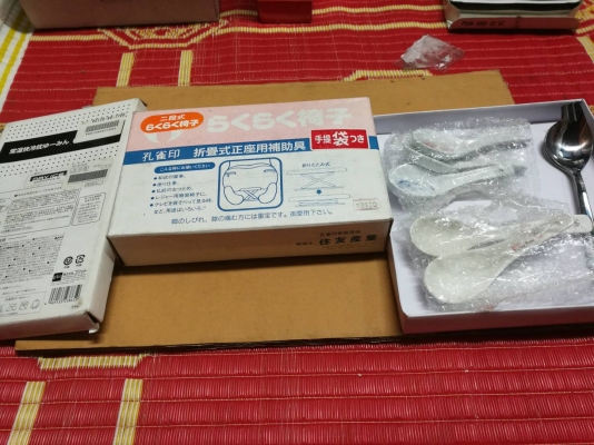 ชุด 3 อย่างนี้ 400 บ. ส่งฟรี083-2000058  LINE ID: line832923 ของ3อย่างของใหม่ทั้งหมด - ชุดซ้อนส้อม Sugakiya แบบพิเศษทำครบรอบ 60 ปี 2อัน  - ชุดช้อนเซรามิกสวยๆ เก่ๆ 5 อัน - เก้าอี้นั่งแบบต่ำๆปรับระดับได้พับได้บุฟองน้ำและผ้าทับ - แผ่นประคบลดความร้อนจากอาการไ