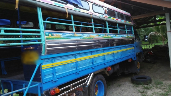 รถอีซูซุ 6 ล้อ รั้ว ( รถ รับ - ส่ง ) NPR 100 แรงม้า. ปี 36. สนใจติดต่อ 081 - 6079515
