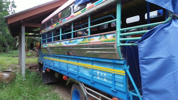 รถอีซูซุ 6 ล้อ รั้ว ( รถ รับ - ส่ง ) NPR 100 แรงม้า. ปี 36. สนใจติดต่อ 081 - 6079515
