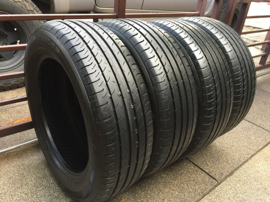 ยาง Dunlop 225 60 18 กลางปี15 ดอกเต็ม เนื้อนิ่มๆ ใช้ยาว ราคาไม่แพง