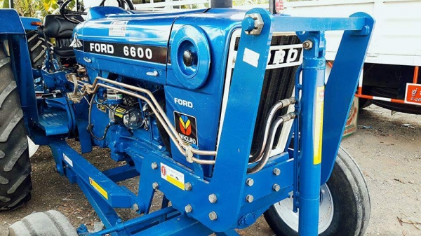 ขายรถไถฟอร์ด  6600   พร้อมชุดใบมีดดันหน้า
