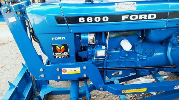 ขายรถไถฟอร์ด  6600   พร้อมชุดใบมีดดันหน้า