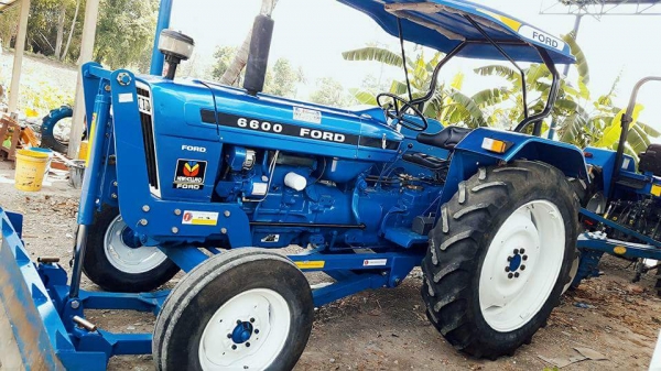 ขายรถไถฟอร์ด  6600   พร้อมชุดใบมีดดันหน้า