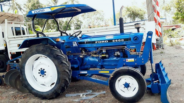 ขายรถไถฟอร์ด  6600   พร้อมชุดใบมีดดันหน้า