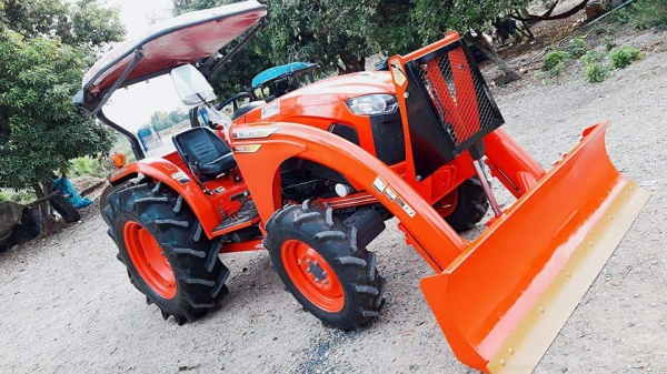 KUBOTA  L5018 VT (4WD)  2 เพลา     สภาพใหม่สวย   ชั่วโมงใช้   งานน้อย  สีเดิมทั้งคัน  พร้อมชุดใบมีดดันหน้า  ผาน DH245-6F