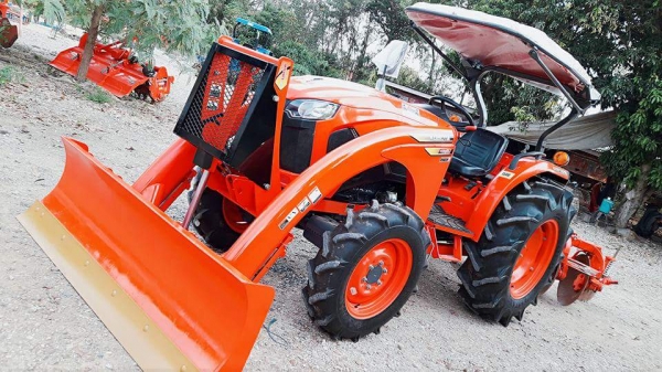 KUBOTA L5018 VT (4WD) 2 เพลา สภาพใหม่สวย ชั่วโมงใช้ งานน้อย สีเดิมทั้งคัน พร้อมชุดใบมีดดันหน้า ผาน DH245-6F KUBOTA L5018 VT (4WD) 2 เพลา สภาพใหม่สวย ชั่วโมงใช้ งานน้อย สีเดิมทั้งคัน พร้อมชุดใบมีดดันหน้า ผาน DH245-6F