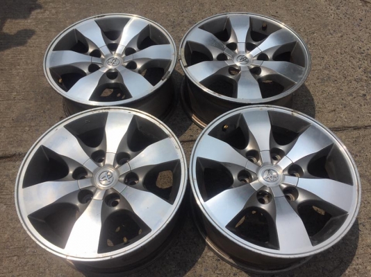 ขายล้อ TOYOTA ขอบ16 6รู พร้อมน๊อตแท้ครบชุด มีรอยตามการใช้งาน ชุดละ 3,500 บาท