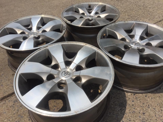 ขายล้อ TOYOTA ขอบ16 6รู พร้อมน๊อตแท้ครบชุด มีรอยตามการใช้งาน ชุดละ 3,500 บาท ขายล้อ TOYOTA ขอบ16 6รู พร้อมน๊อตแท้ครบชุด มีรอยตามการใช้งาน ชุดละ 3,500 บาท