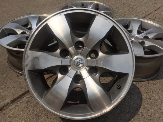ขายล้อ TOYOTA ขอบ16 6รู พร้อมน๊อตแท้ครบชุด มีรอยตามการใช้งาน ชุดละ 3,500 บาท ขายล้อ TOYOTA ขอบ16 6รู พร้อมน๊อตแท้ครบชุด มีรอยตามการใช้งาน ชุดละ 3,500 บาท