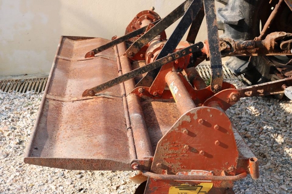 ขายแทรกเตอร์แชมป ์384 SLX 2 เพลา.ขนาด 38 แรง...พวงมาลัยเวอร์ พร้อมโรตารี่ปั่นดิน. ราคาแสนถูก 99000 บาท..