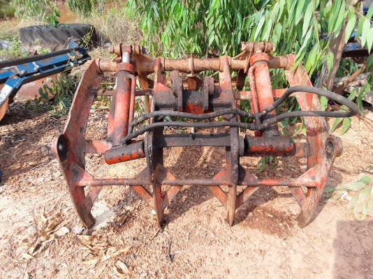 ฝากขายด่วน รถคีบอ้อย FORD + บุ้งกี๋ตัก ฝากขายด่วน รถคีบอ้อย FORD + บุ้งกี๋ตัก