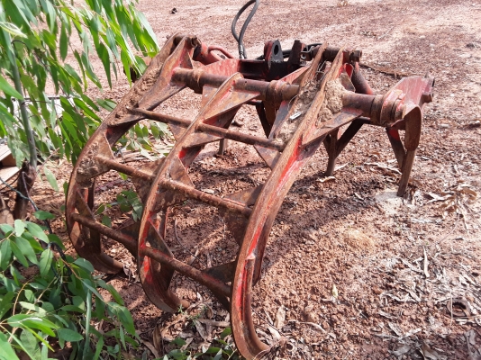 ฝากขายด่วน รถคีบอ้อย FORD + บุ้งกี๋ตัก ฝากขายด่วน รถคีบอ้อย FORD + บุ้งกี๋ตัก