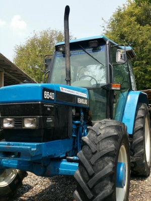ขายครับ Newholland 6640 SL เครื้อง เกียร์ดีมากๆครับ ราคา 550000