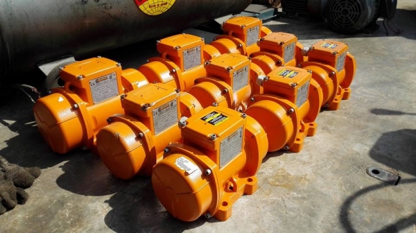 ** SOLD ** มอเตอร์สั่นเขย่าอิตาลี่(ของใหม่ 100\%)italvibras Made in Italy 0.5 HP 3000 RPM 380V