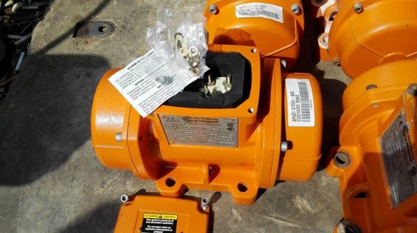 ** SOLD ** มอเตอร์สั่นเขย่าอิตาลี่(ของใหม่ 100\%)italvibras Made in Italy 0.5 HP 3000 RPM 380V ** SOLD ** มอเตอร์สั่นเขย่าอิตาลี่(ของใหม่ 100\%)italvibras Made in Italy 0.5 HP 3000 RPM 380V