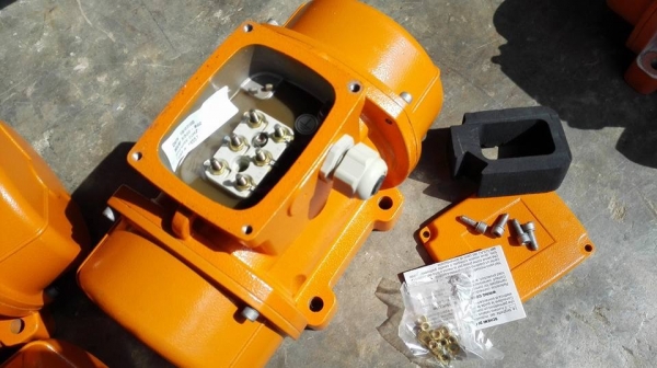 ** SOLD ** มอเตอร์สั่นเขย่าอิตาลี่(ของใหม่ 100\%)italvibras Made in Italy 0.5 HP 3000 RPM 380V ** SOLD ** มอเตอร์สั่นเขย่าอิตาลี่(ของใหม่ 100\%)italvibras Made in Italy 0.5 HP 3000 RPM 380V