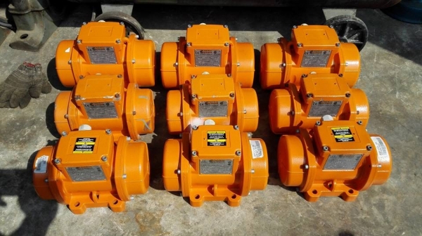 ** SOLD ** มอเตอร์สั่นเขย่าอิตาลี่(ของใหม่ 100\%)italvibras Made in Italy 0.5 HP 3000 RPM 380V ** SOLD ** มอเตอร์สั่นเขย่าอิตาลี่(ของใหม่ 100\%)italvibras Made in Italy 0.5 HP 3000 RPM 380V