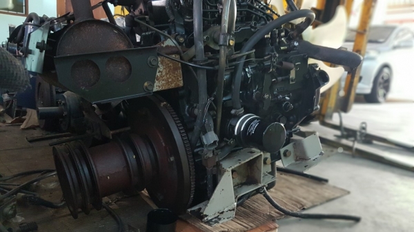 เครื่องยนต์ดีเซล mitsubishi turbo 3สูบ 32แรงม้า นำเข้าจากญี่ปุ่นสภาพสวย สตาร์ทติดง่าย ประหยัดน้ำมัน ทนทาน ท่อไอเสียเดิมๆๆครบหมด