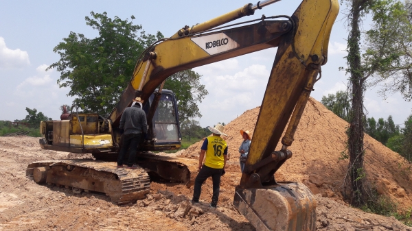 รถขุด โกเบลโก้ 200 /// วางเครื่อง6d14 ปั้ม k3 v แอร์..ไฟตัด.ช่วงล่างแน่นโซ่ใหม่บูตใหม่ลอนเลอร์ใหม่ carrier ใหม่ไบแทคไม่ค่อยสวยเอกสารสัญญาซื้อขาย พร้อมจบโทรมา 450000 บาทครับ 083 703 5338 dtac 063 635 9242 ais