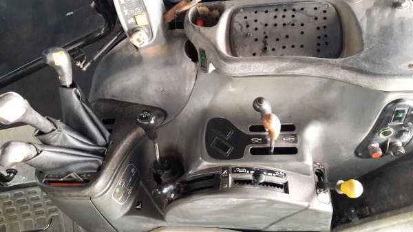 รถไถนิวฮอลแลนด์ติดแอร์ TS90 เกียร์ไฟฟ้า ราคาพิเศษ 770,000บาท รถไถนิวฮอลแลนด์ติดแอร์ TS90 เกียร์ไฟฟ้า ราคาพิเศษ 770,000บาท