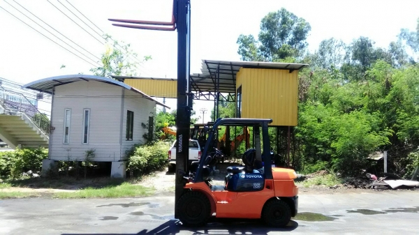 Toyota7fd25ขนาด2.5ตัน เสาสูง4เมตร เกียร์ออร์โต้ เครื่องยนต์ดีเซล2Z