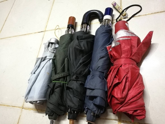 5 อัน 300 บ. ส่งฟรี083-2000058  LINE ID: line832923 ร่มพับพกพาง่าย ใช้กางแดดกันฝน ให้ 5 อันตามภาพ