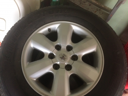ล้อแม็ก fortunner. ขอบ17 ยางปี13 โทร. 080-597-5887