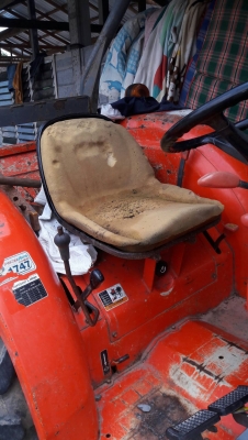 รถไถ 47  รถไถ 47 แรงอุปกร 2 ชิ้น  ( หลังคาไม่มี ) ขายตามสภาพ คับ     รถปี 53    ช.ม 2800  นิดฯฯ  พร้อมลุยงาน ราคาเบา ฯ   300000 บาท ทะเบียนพร้อม  ดูรถ จ .ศรีสะเกษ    วันทูคอล 098 668-3479 dtac 094 283-9369 สิทธิ์ คับ