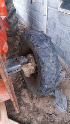 รถไถ 47  รถไถ 47 แรงอุปกร 2 ชิ้น  ( หลังคาไม่มี ) ขายตามสภาพ คับ     รถปี 53    ช.ม 2800  นิดฯฯ  พร้อมลุยงาน ราคาเบา ฯ   300000 บาท ทะเบียนพร้อม  ดูรถ จ .ศรีสะเกษ    วันทูคอล 098 668-3479 dtac 094 283-9369 สิทธิ์ คับ