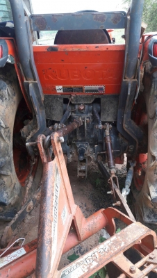 รถไถ 47  รถไถ 47 แรงอุปกร 2 ชิ้น  ( หลังคาไม่มี ) ขายตามสภาพ คับ     รถปี 53    ช.ม 2800  นิดฯฯ  พร้อมลุยงาน ราคาเบา ฯ   300000 บาท ทะเบียนพร้อม  ดูรถ จ .ศรีสะเกษ    วันทูคอล 098 668-3479 dtac 094 283-9369 สิทธิ์ คับ