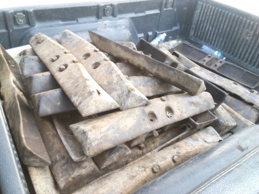 ขายแผ่นแทรก รถแทรกเตอร์ CAT-D-4  ตีนเป็ด สภาพตามรูป ขายไม่แพงครับ