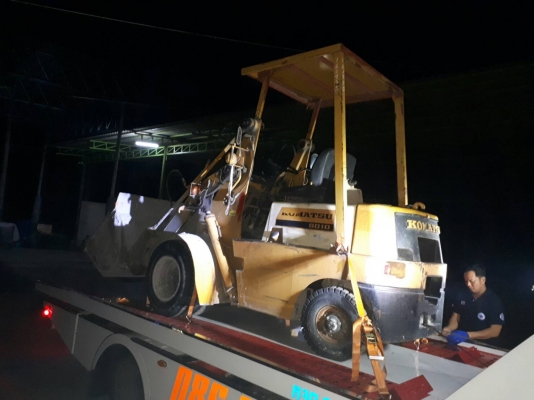 tractor-backhoe จัดส่ง รถตัก KOMATSU SD10 ให้ลูกค้าไปตักเปลือกมะพร้าว สมุทรสงครามครับ tractor-backhoe จัดส่ง รถตัก KOMATSU SD10 ให้ลูกค้าไปตักเปลือกมะพร้าว สมุทรสงครามครับ
