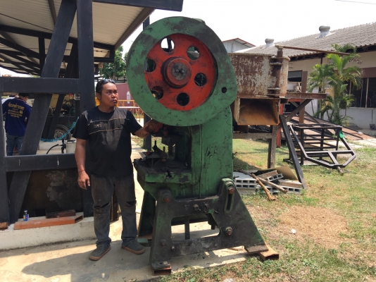 เครื่องปั้มโลหะ แบบเท้าเหยียบ ใช้งานได้ปกติ ขายตามสภาพ