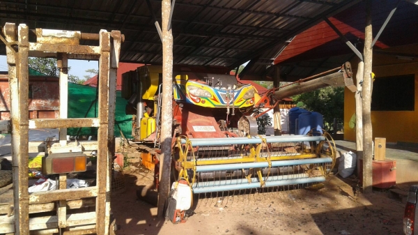 ขายรถเกี่ยวข้าวพร้อมรถเทเลอร์