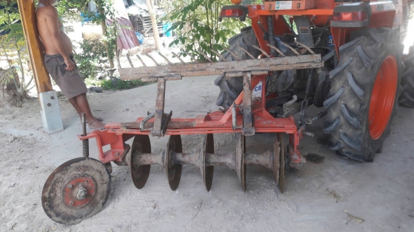 รถไถ 28 แรง เอกสารครบ   อุปกร 2 ชิ้น   ผานหน้ +ผานหลัง    พร้อมใช้ราคาเบา ฯฯฯ  140,000  บาท   วันทูคอล 098 668-3479 dtac 094 283-9369 สิทธิ์ คับ