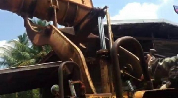ขายรถตัก 195,000 บาท KOMATSU JH30 เครื่องดี เกียร์แรง สภาพพร้อมใช้ เอกสารชื้อขาย  รถอยู่ จ.สกลนคร โทร&amp;ไอดีไลน์ 0610710295