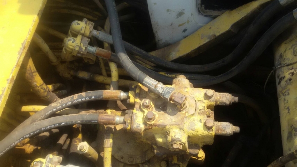 ขายด่วน KOMATSU PC200-5 ขายตามสภาพ เครื่องเสื้อทะลุ ปั้มดี โซ่ช่วงล่างพร้อมใช้งาน บูมอามสวย บอดี้สวย  เอกสารสัญญาซื้อขาย