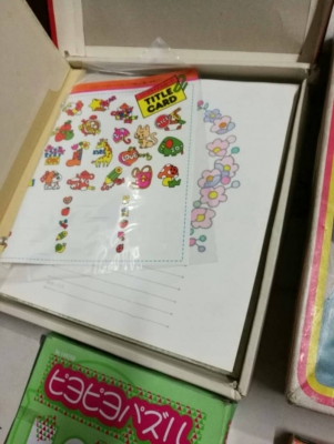 ชุด 4 อัน 400 บ. ส่งฟรี083-2000058  LINE ID: line832923 จัดชุดของ4อย่างสำหรับเด็กๆ - อัลบั้มเก็บรูปและน้ำหนักส่วนสูงต่างๆ - ชุดโมบายหมุนได้ด้วยมือฝึกการใช้มือ - ชุดจัดชิ้นส่วนลงช่องฝึกสมองการใช้สายตากล้ามเนื้อมือ - แผ่นการ์ดทายเล่นกับลูก