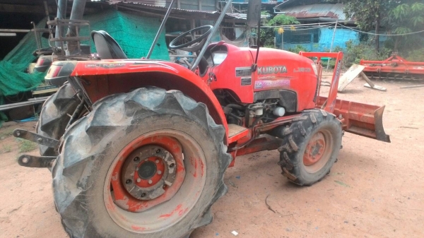 รถไถ 36 แรงปี 53 อุปกร 2 อย่าง ซ. ม 1700 นิด ฯฯ มือเดียวป้ายแดง ราคาเบาฯฯ 260000  บาท วันทูคอล 098 668-3479 dtac 094 283-9369 สิทธิ์ คับ