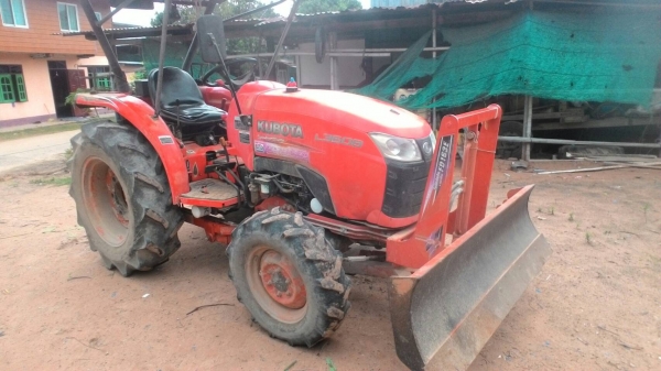 รถไถ 36 แรงปี 53 อุปกร 2 อย่าง ซ. ม 1700 นิด ฯฯ มือเดียวป้ายแดง ราคาเบาฯฯ 260000  บาท วันทูคอล 098 668-3479 dtac 094 283-9369 สิทธิ์ คับ