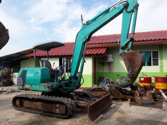 ขายKOMATSU PC40-7E มาใหม่  เก่าญี่ปุ่นแท้  เครื่องดำ  3,XXX  ชั่วโมง  ลองระบบกันได้ทุกวัน  โทร  089-3818694  ดวงนภา