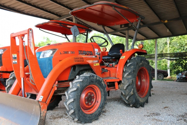 สามย่านแทรคเตอร์  ขายรถไถ KUBOTA L3608 พร้อมดันหน้าคานบน รถสวยสภาพเดิมๆ เครื่องดี เกียร์ดี ไฮดรอลิคดี มีทะเบียนพร้อมโอน มีรถขนส่งบริการ ร้านสามย่านแทรคเตอร์ อ.แกลง จ.ระยอง 0897489639,0818618678,0899347475  id line=0897489639 id line=0818618678 id line=089