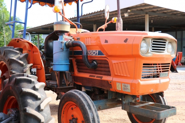 สามย่านแทรคเตอร์  ขายรถไถ KUBOTA L2601 เพลาเดียว ตัวเปล่า เครื่องดี เกียร์ดี ไฮดรอลิคดี