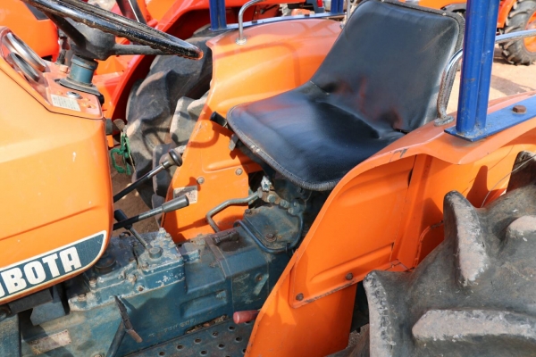 สามย่านแทรคเตอร์  ขายรถไถ KUBOTA L2601 เพลาเดียว ตัวเปล่า เครื่องดี เกียร์ดี ไฮดรอลิคดี