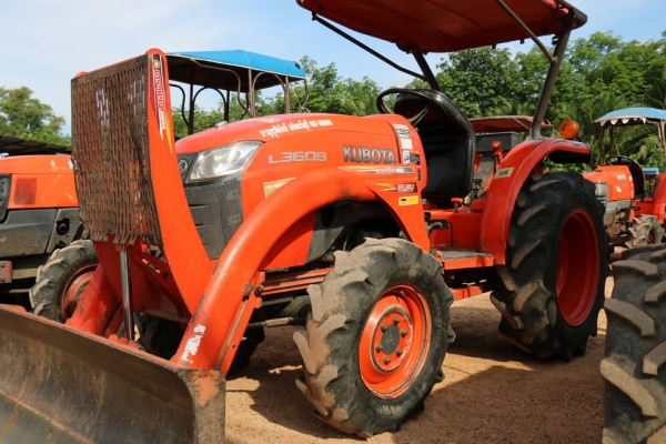 สามย่านแทรคเตอร์ ขายรถไถ KUBOTA L3608 พร้อมดันหน้าคานบน รถไร่สภาพสวยเดิมๆ เครื่องดี เกียร์ดี ไฮดรอลิคดี มีทะเบียนพร้อมโอน ราคา 265,000 สามย่านแทรคเตอร์ ขายรถไถ KUBOTA L3608 พร้อมดันหน้าคานบน รถไร่สภาพสวยเดิมๆ เครื่องดี เกียร์ดี ไฮดรอลิคดี มีทะเบียนพร้อมโอน ราคา 265,000