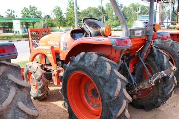 สามย่านแทรคเตอร์ ขายรถไถ KUBOTA L3608 พร้อมดันหน้าคานบน รถไร่สภาพสวยเดิมๆ เครื่องดี เกียร์ดี ไฮดรอลิคดี มีทะเบียนพร้อมโอน ราคา 265,000 สามย่านแทรคเตอร์ ขายรถไถ KUBOTA L3608 พร้อมดันหน้าคานบน รถไร่สภาพสวยเดิมๆ เครื่องดี เกียร์ดี ไฮดรอลิคดี มีทะเบียนพร้อมโอน ราคา 265,000